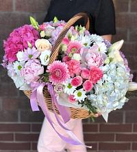 Композиция солнечный день в Жердевке Цветочная композиция из Розы, Хризантемы, Пионы и Лизиантусы в корзине в Жердевке