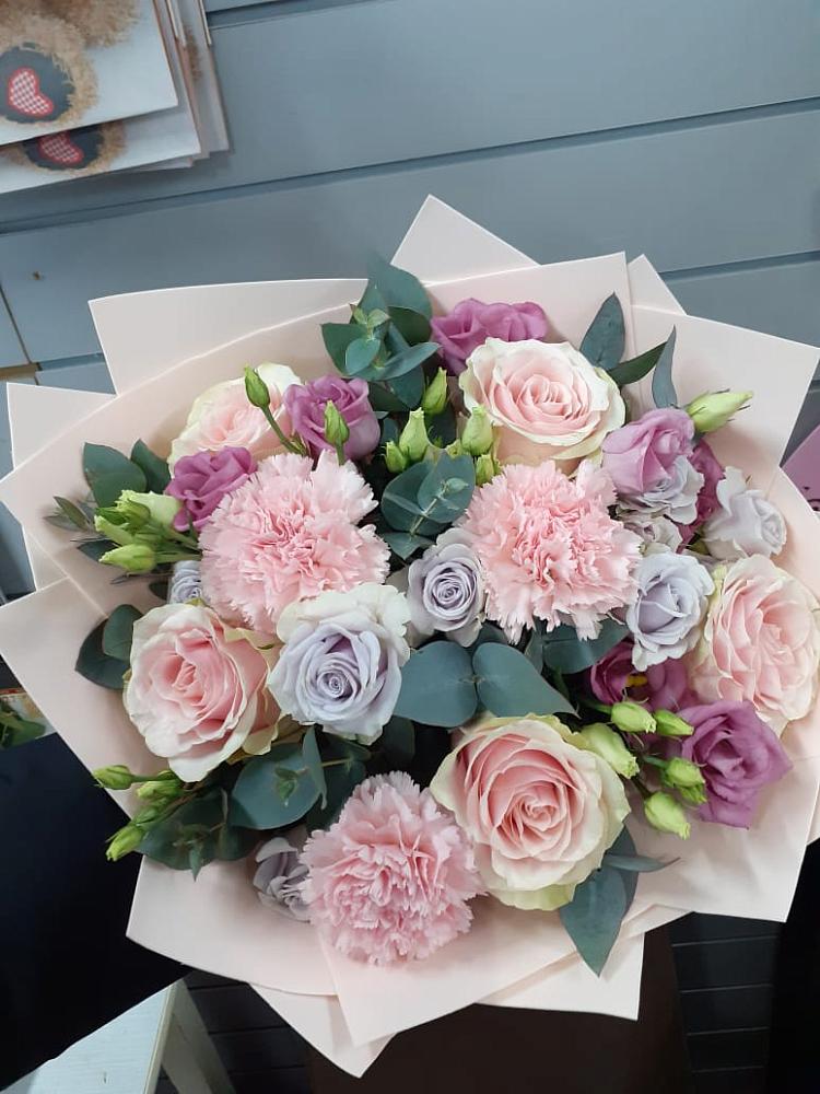 Букет цветов из: Розы, Гвоздики и Лизиантусы в Жердевке